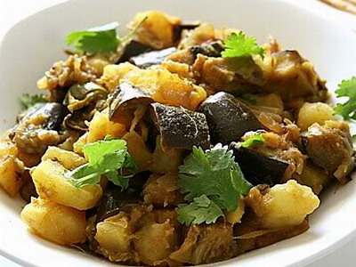 Slow Cooker Aubergine and Potato Curry